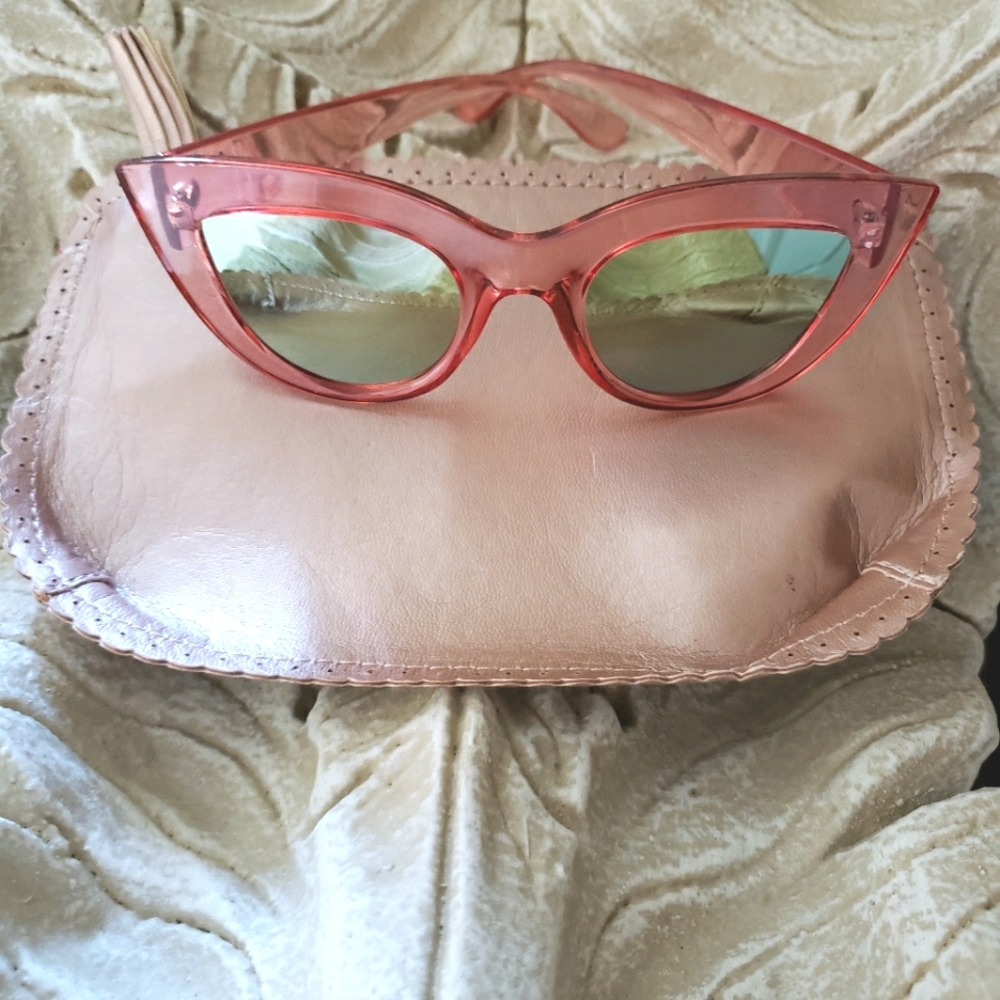 Cat's eye sunglasses with carrying pouch.